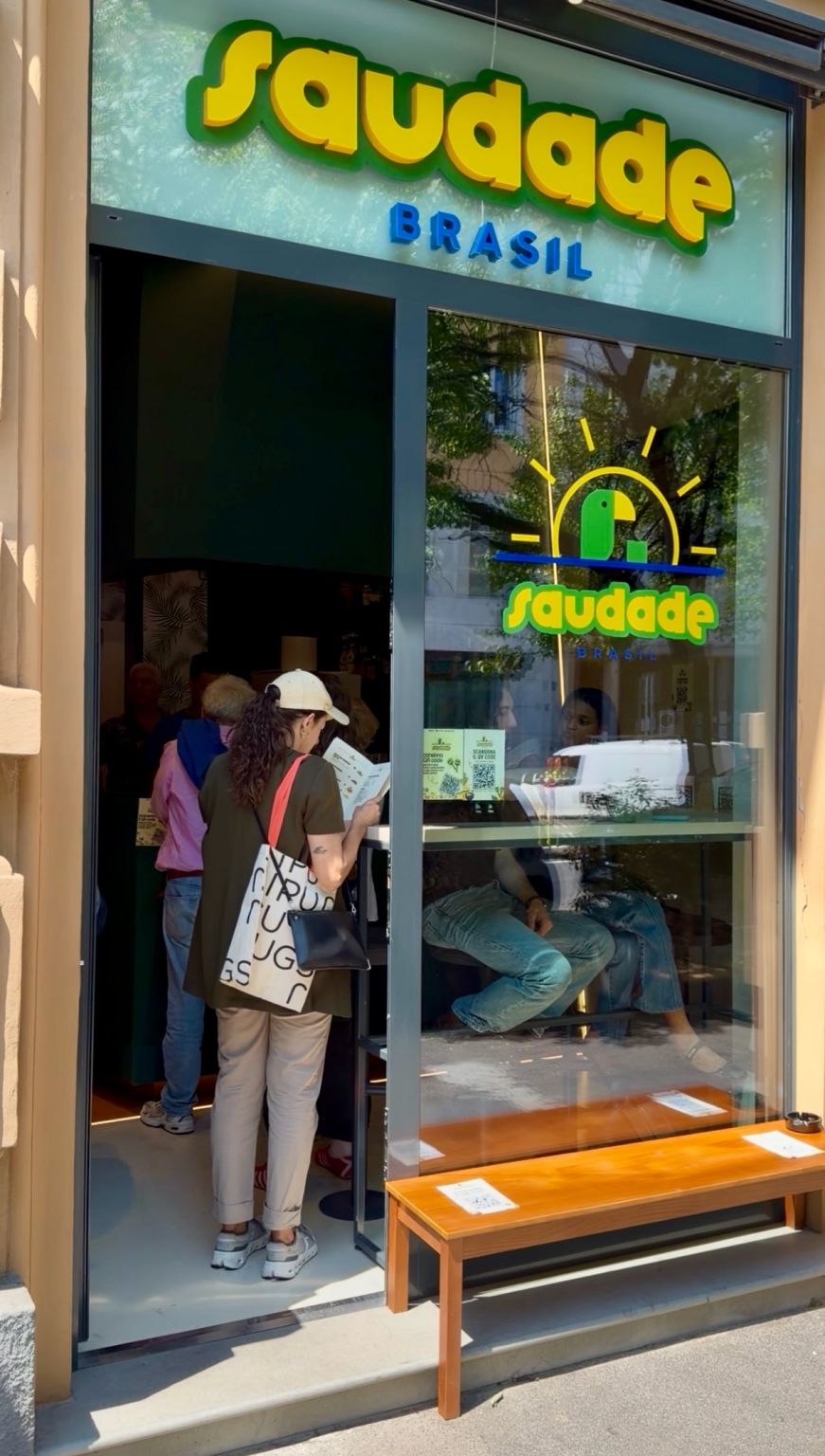 Persone che entrano da Saudade Brasil